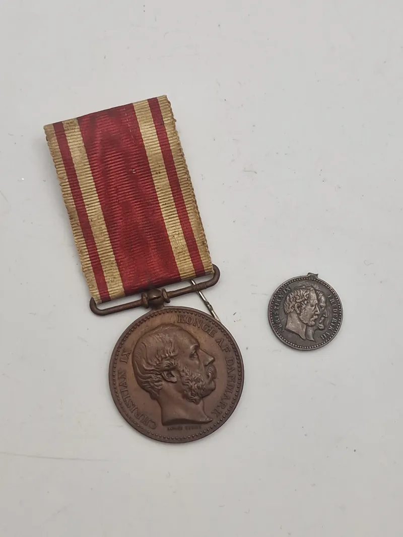 Original 1864 medalje, samt miniature dobbelt medalje