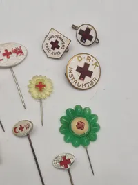 Samling diverse røde kors