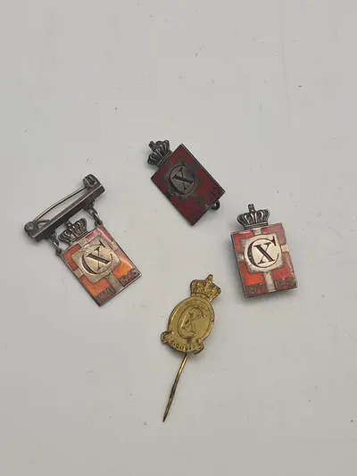 Samling Kong Christian X effekter, herunder kongemærker lavet af Georg Jensen