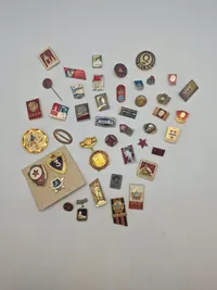 Samling diverse pins