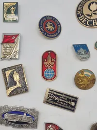 Samling diverse pins