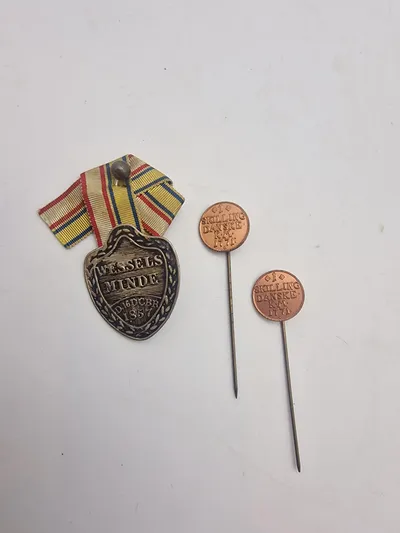 Diverse pins