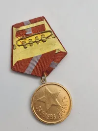 Original sovjetiske militærmedalje "Medaljen for Kampfortjeneste" (russisk: Медаль «За боевые заслуги»)