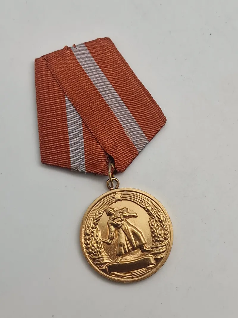 Original sovjetiske militærmedalje "Medaljen for Kampfortjeneste" (russisk: Медаль «За боевые заслуги»)