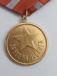Original sovjetiske militærmedalje "Medaljen for Kampfortjeneste" (russisk: Медаль «За боевые заслуги»)