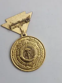 Original Medalje/bronzemedalje, der blev tildelt for ærefuld tjeneste i Den Nationale Folkehær (NVA) i Østtyskland, typisk efter 18-24 måneders tjeneste.