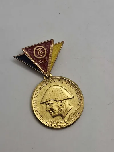 Original Medalje/bronzemedalje, der blev tildelt for ærefuld tjeneste i Den Nationale Folkehær (NVA) i Østtyskland, typisk efter 18-24 måneders tjeneste.
