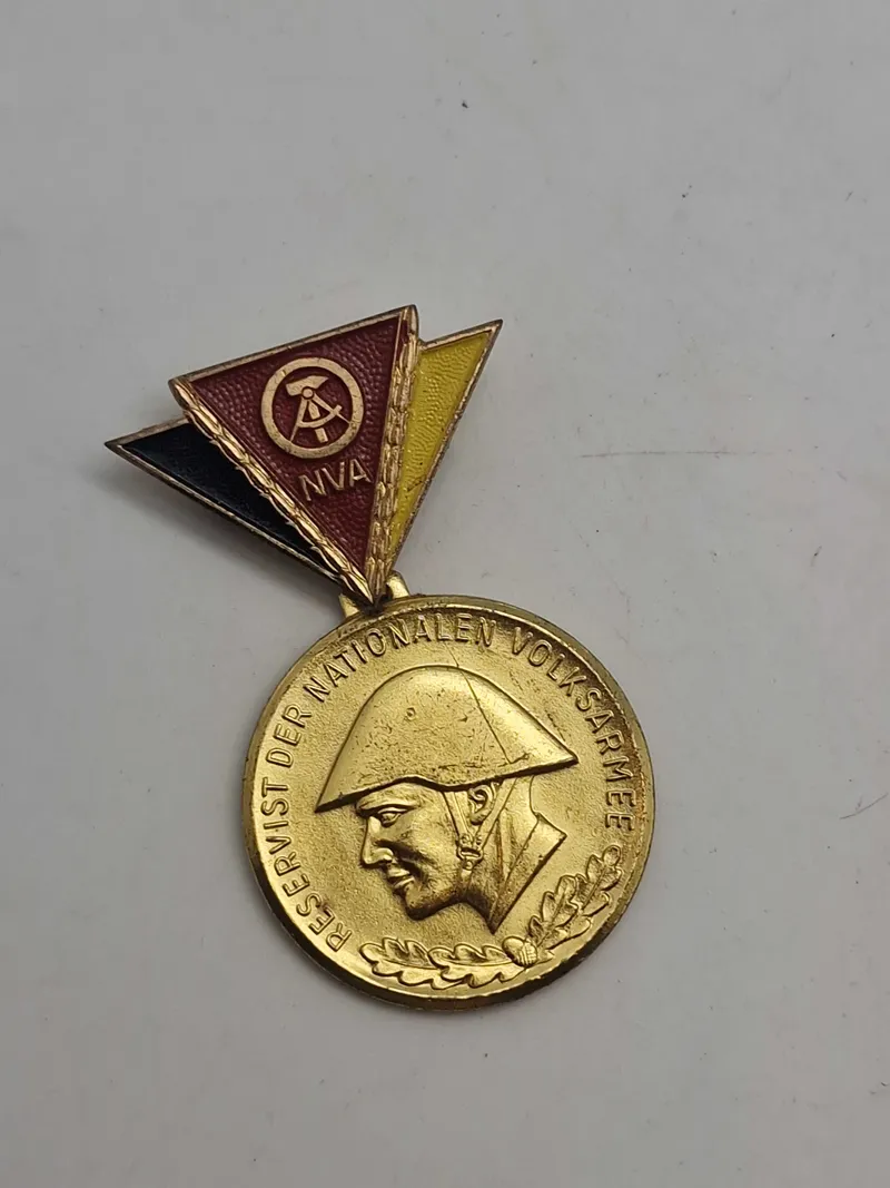 Original Medalje/bronzemedalje, der blev tildelt for ærefuld tjeneste i Den Nationale Folkehær (NVA) i Østtyskland, typisk efter 18-24 måneders tjeneste.