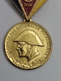 Original Medalje/bronzemedalje, der blev tildelt for ærefuld tjeneste i Den Nationale Folkehær (NVA) i Østtyskland, typisk efter 18-24 måneders tjeneste.