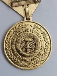 Original Medalje/bronzemedalje, der blev tildelt for ærefuld tjeneste i Den Nationale Folkehær (NVA) i Østtyskland, typisk efter 18-24 måneders tjeneste.