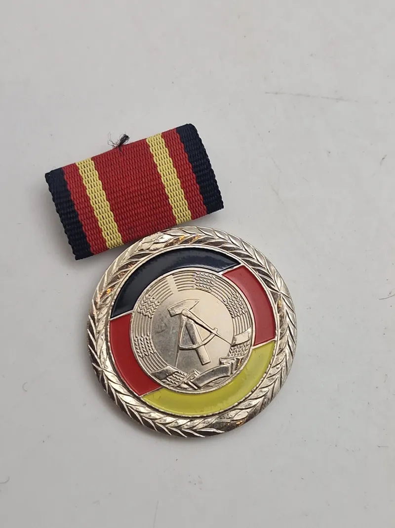 Original "Medal of Merit of the GDR" (Verdienstmedaille der DDR på tysk), som blev indstiftet i 1959.