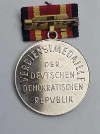 Original "Medal of Merit of the GDR" (Verdienstmedaille der DDR på tysk), som blev indstiftet i 1959.