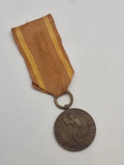 Original Medalje for Warszawa 1939-1945" (polsk: Medal za Warszawę 1939–1945) -  Den blev tildelt for at mindes aktiv deltagelse i forsvaret af Warszawa i 1939 mm.