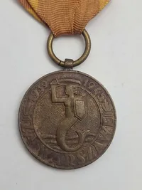 Original Medalje for Warszawa 1939-1945" (polsk: Medal za Warszawę 1939–1945) -  Den blev tildelt for at mindes aktiv deltagelse i forsvaret af Warszawa i 1939 mm.