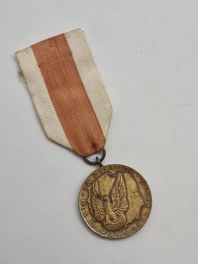 Original Medalje for Fortjeneste for Nationalt Forsvar (Medal Za Zasługi dla Obronności Kraju) - Medaljen blev oprettet den 21. april 1966 og revideret i 1991