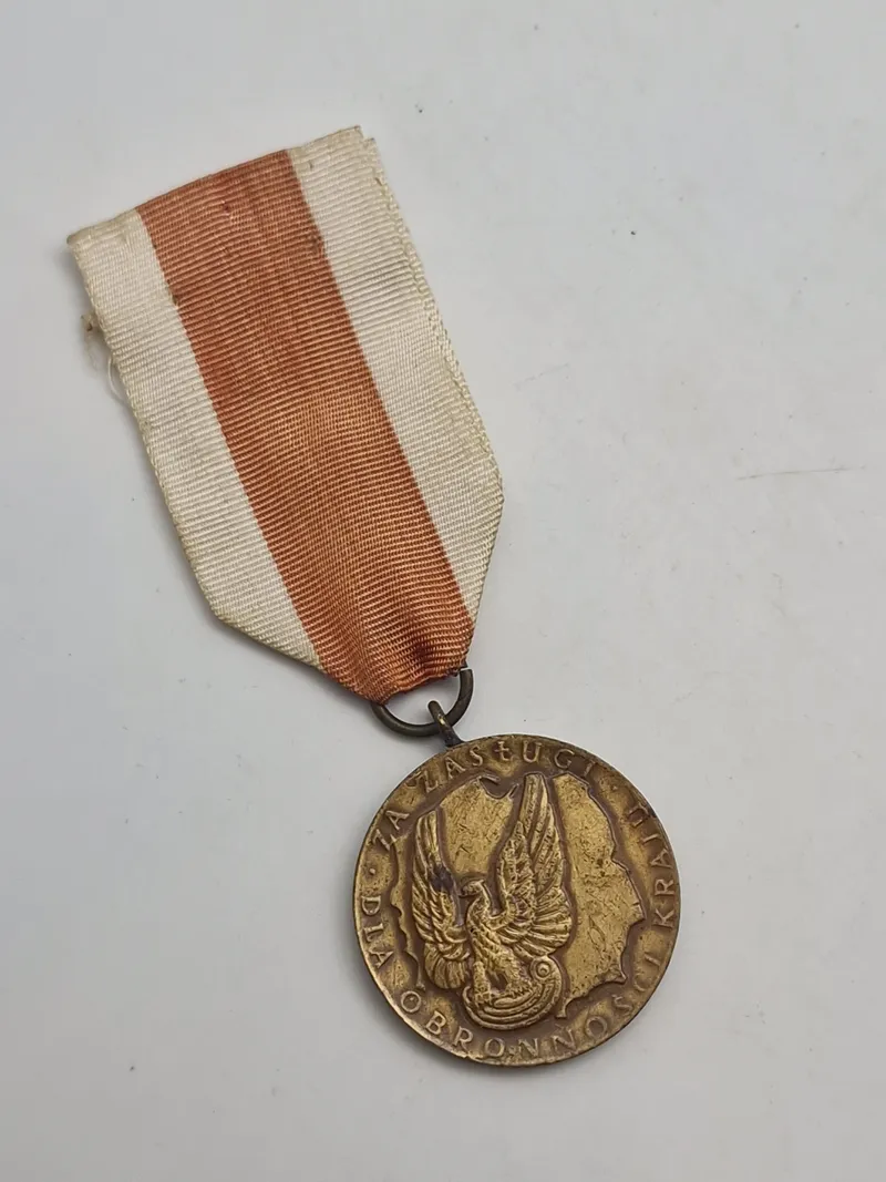 Original Medalje for Fortjeneste for Nationalt Forsvar (Medal Za Zasługi dla Obronności Kraju) - Medaljen blev oprettet den 21. april 1966 og revideret i 1991