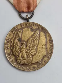 Original Medalje for Fortjeneste for Nationalt Forsvar (Medal Za Zasługi dla Obronności Kraju) - Medaljen blev oprettet den 21. april 1966 og revideret i 1991
