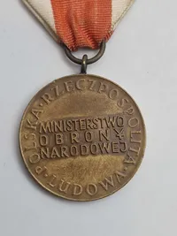 Original Medalje for Fortjeneste for Nationalt Forsvar (Medal Za Zasługi dla Obronności Kraju) - Medaljen blev oprettet den 21. april 1966 og revideret i 1991