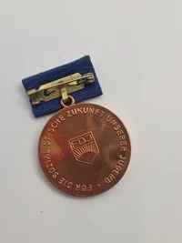 Original Artur Becker-medalje, en hædersbevisning fra Freie Deutsche Jugend (FDJ) i DDR (Østtyskland).