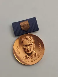 Original Artur Becker-medalje, en hædersbevisning fra Freie Deutsche Jugend (FDJ) i DDR (Østtyskland).