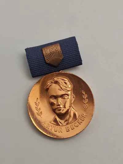 Original Artur Becker-medalje, en hædersbevisning fra Freie Deutsche Jugend (FDJ) i DDR (Østtyskland).