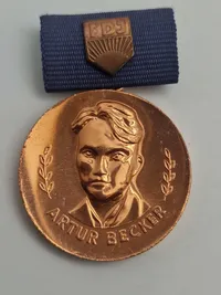Original Artur Becker-medalje, en hædersbevisning fra Freie Deutsche Jugend (FDJ) i DDR (Østtyskland).