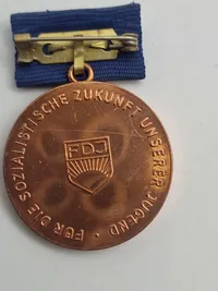 Original Artur Becker-medalje, en hædersbevisning fra Freie Deutsche Jugend (FDJ) i DDR (Østtyskland).