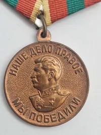 Original medalje "For tappert arbejde i Den Store Fædrelandskrig 1941-1945" (Медаль «За доблестный труд в Великой Отечественной войне 1941—1945 гг.»).