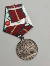 Original Medalje "For upåklagelig tjeneste" Denne medalje blev indstiftet den 25. januar 1958 af forsvarsministrene, indenrigsministrene og formanden for statens sikkerhedskomité i USSR