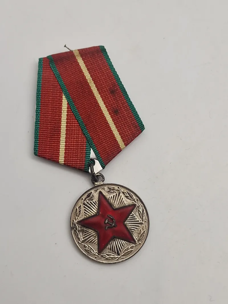 Original Medalje "For upåklagelig tjeneste" Denne medalje blev indstiftet den 25. januar 1958 af forsvarsministrene, indenrigsministrene og formanden for statens sikkerhedskomité i USSR