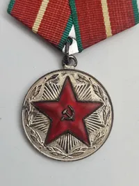 Original Medalje "For upåklagelig tjeneste" Denne medalje blev indstiftet den 25. januar 1958 af forsvarsministrene, indenrigsministrene og formanden for statens sikkerhedskomité i USSR