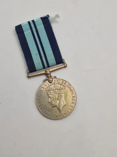 Original India Service Medal 1939-1945 - Medaljen blev indstiftet i 1945 og erstattede Defence Medal for indiske styrker. Den blev tildelt for tjeneste mellem 3. september 1939 og 2. september 1945.