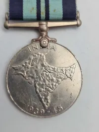 Original India Service Medal 1939-1945 - Medaljen blev indstiftet i 1945 og erstattede Defence Medal for indiske styrker. Den blev tildelt for tjeneste mellem 3. september 1939 og 2. september 1945.
