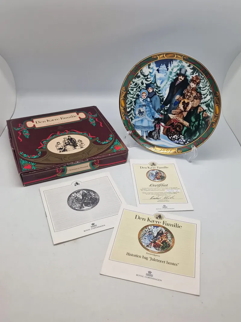Original Royal Copenhagen samleplatte fra serien "Den Kære Familie".
