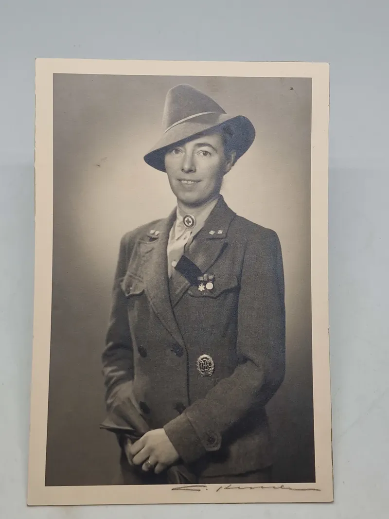 Originalt billede af en tysk ww2 krankenschwester bemærk  olympiaden medaljen