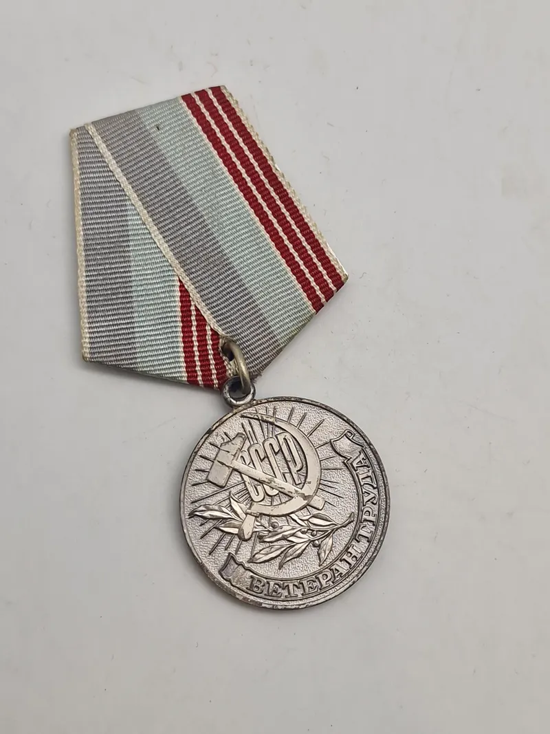 medalje er "Medaljen „Veteran af Arbejdet“" fra Sovjetunionen.
