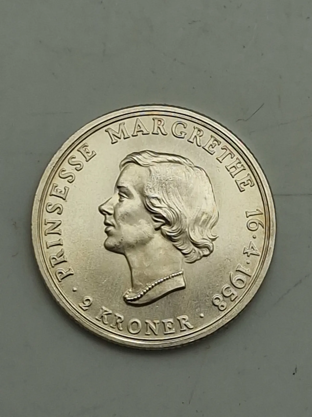 dansk 2-kronemønt fra 1958, udstedt i anledning af Prinsesse Margrethes (nu Dronning Margrethe II) 18-års fødselsdag.