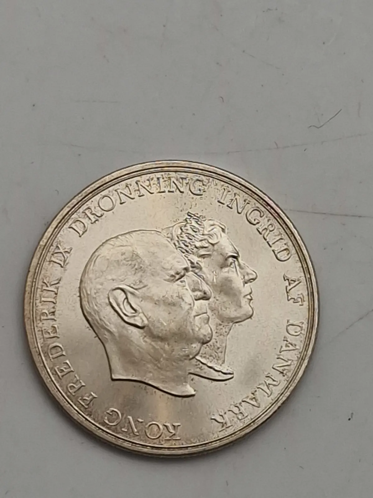dansk 5-kroners erindringsmønt fra 1960, udgivet i anledning af Kong Frederik IX's og Dronning Ingrids sølvbryllup.