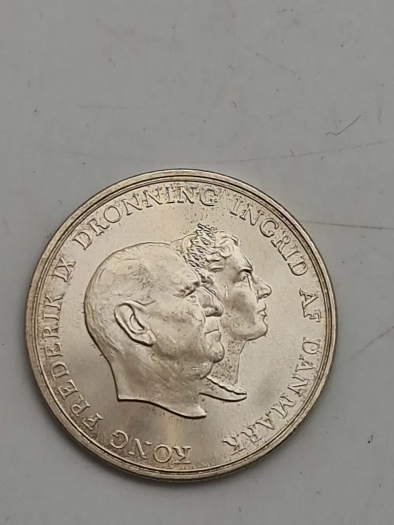 dansk 5-kroners erindringsmønt fra 1960, udgivet i anledning af Kong Frederik IX's og Dronning Ingrids sølvbryllup.