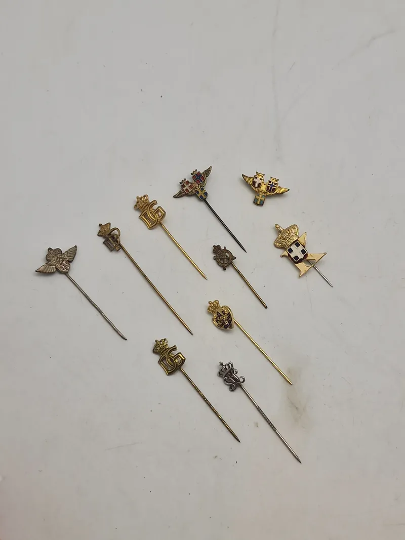 Samling diverse pins