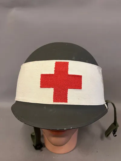 Original m1 hjelm med sanitets bånd