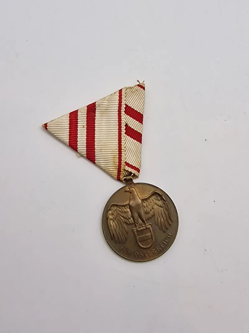 WW1 østrisk krigsminnemedalje uden sværd for ikke-kombattanter (Kriegserinnerungsmedaille)