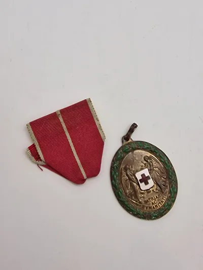 Original  østrigsk Røde Kors Fortjenstmedalje fra Første Verdenskrig, også kendt som "Decoration for Services to the Red Cross" (Ehrenzeichen für Verdienste um das Rote Kreuz).
