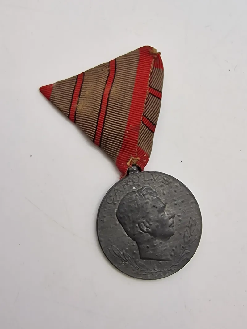 Original Verwundetenmedaille fra Østrig-Ungarn, etableret i 1917 af kejser Karl I.