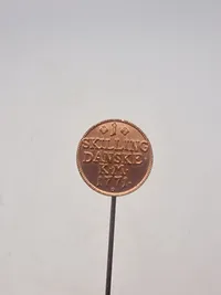 Diverse pins