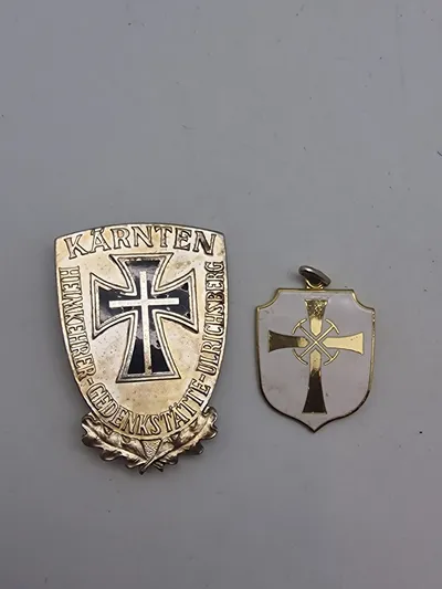 Originale badges fra W-SS veteranforeninger, bl.a. Sammenslutningen af 2. juli 1978