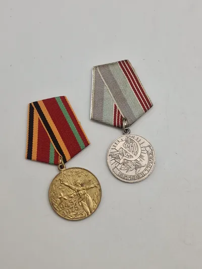 Originale russiske medaljer ( Jubilæumsmedaljen for "30-års dagen for sejren i den Store Fædrelandskrig 1941-1945") & Veteran af Arbejdet“.