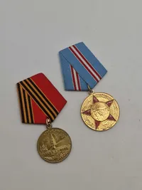 Originale russiske medaljer (Jubilæumsmedaljen for 50-året for sejren i Den Store Fædrelandskrig 1941-1945 & Jubilæumsmedaljen "50 år for Sovjetunionens Væbnede Styrker"