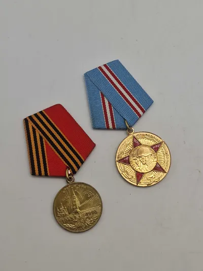 Originale russiske medaljer (Jubilæumsmedaljen for 50-året for sejren i Den Store Fædrelandskrig 1941-1945 & Jubilæumsmedaljen "50 år for Sovjetunionens Væbnede Styrker"