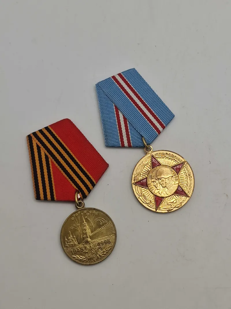 Originale russiske medaljer (Jubilæumsmedaljen for 50-året for sejren i Den Store Fædrelandskrig 1941-1945 & Jubilæumsmedaljen "50 år for Sovjetunionens Væbnede Styrker"